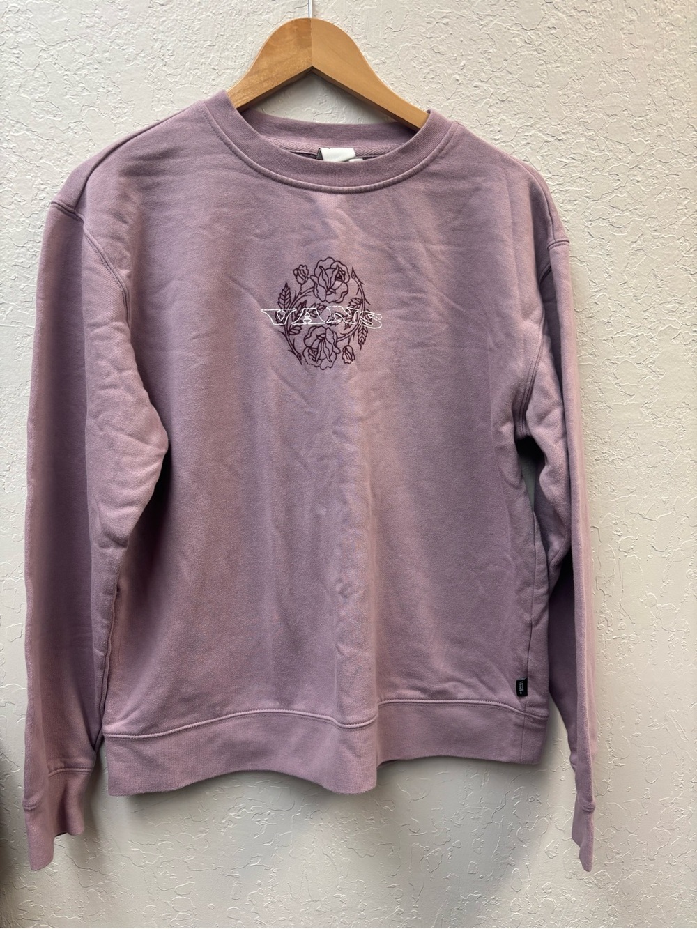 Lilac Vans crewneck sweatshirt with embroidered floral design, size Ladies L 
#s